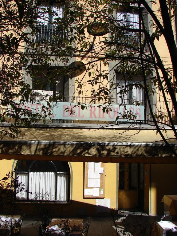 Hostal Del Ripolles Exterior photo