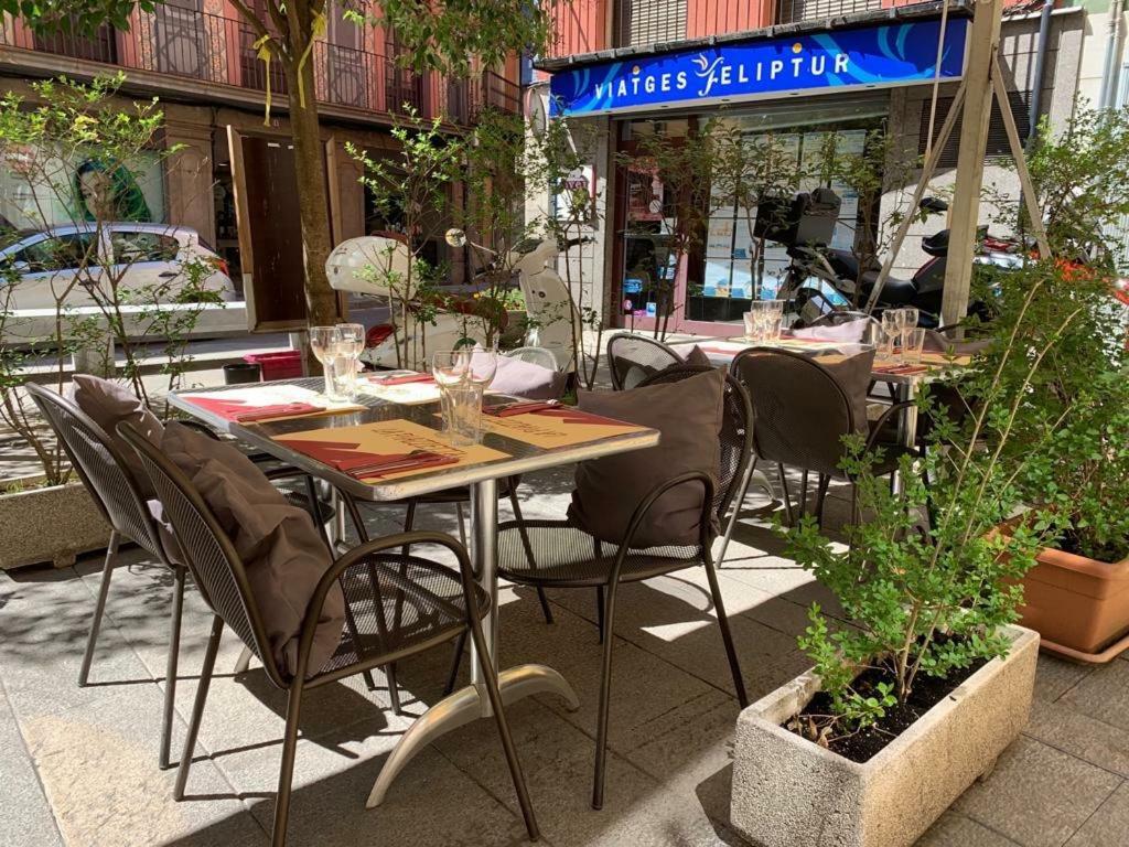 Hostal Del Ripolles Exterior photo
